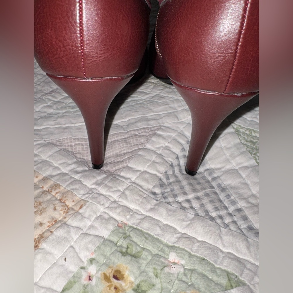 Ellen Tracy Burgundy Ankle Booties Heeled - Picture 5 of 9